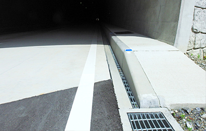 トンネル用側溝?「EKT」 の施工例