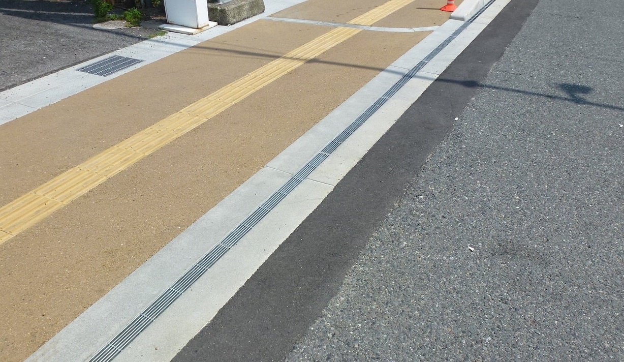 コストと安全性を両立。既存の道路にも設置可能な自転車脱輪防止側溝とは